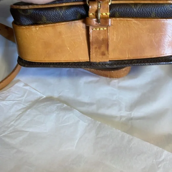 Louis Vuitton crossbody - Picture 2 of 8